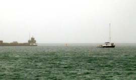 Samen met de Fransen wordt de boot naar binnen gesleept