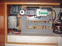 Rack met server en klemmenstrook