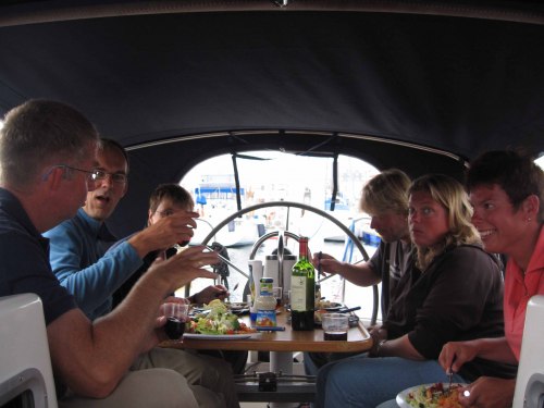 Met de bemanning van de Vida en Bodyquard eten onder de kuiptent