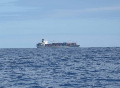 Containerschip afgevallen en vaart achter ons aan