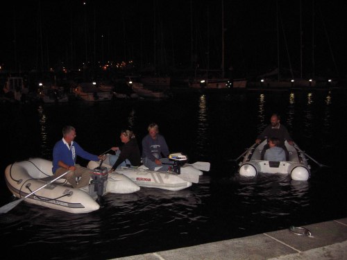 Met de bijbootjes terug naar de voor anker liggende boten