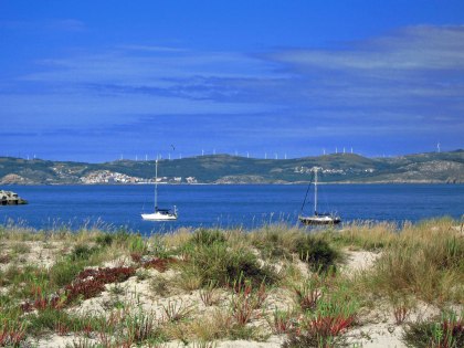 Voor anker bij het strand van Laxe